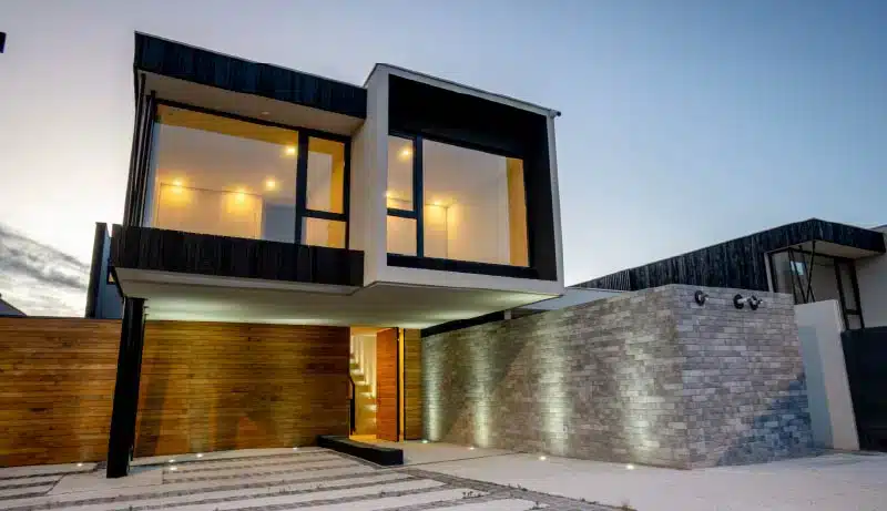 Propiedad administrada con iluminación de atardecer